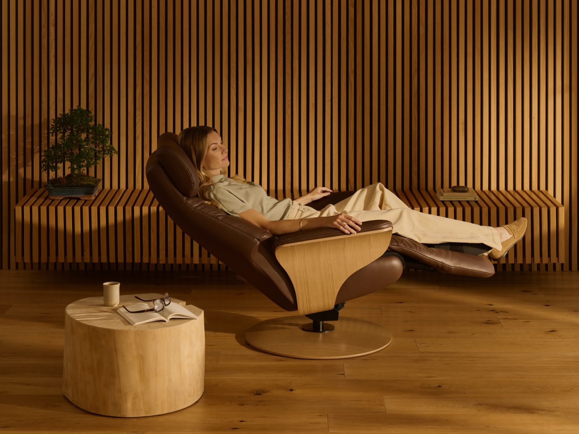 Stressless Adam Disc_Velaro Chocolate_Natural Oak 01