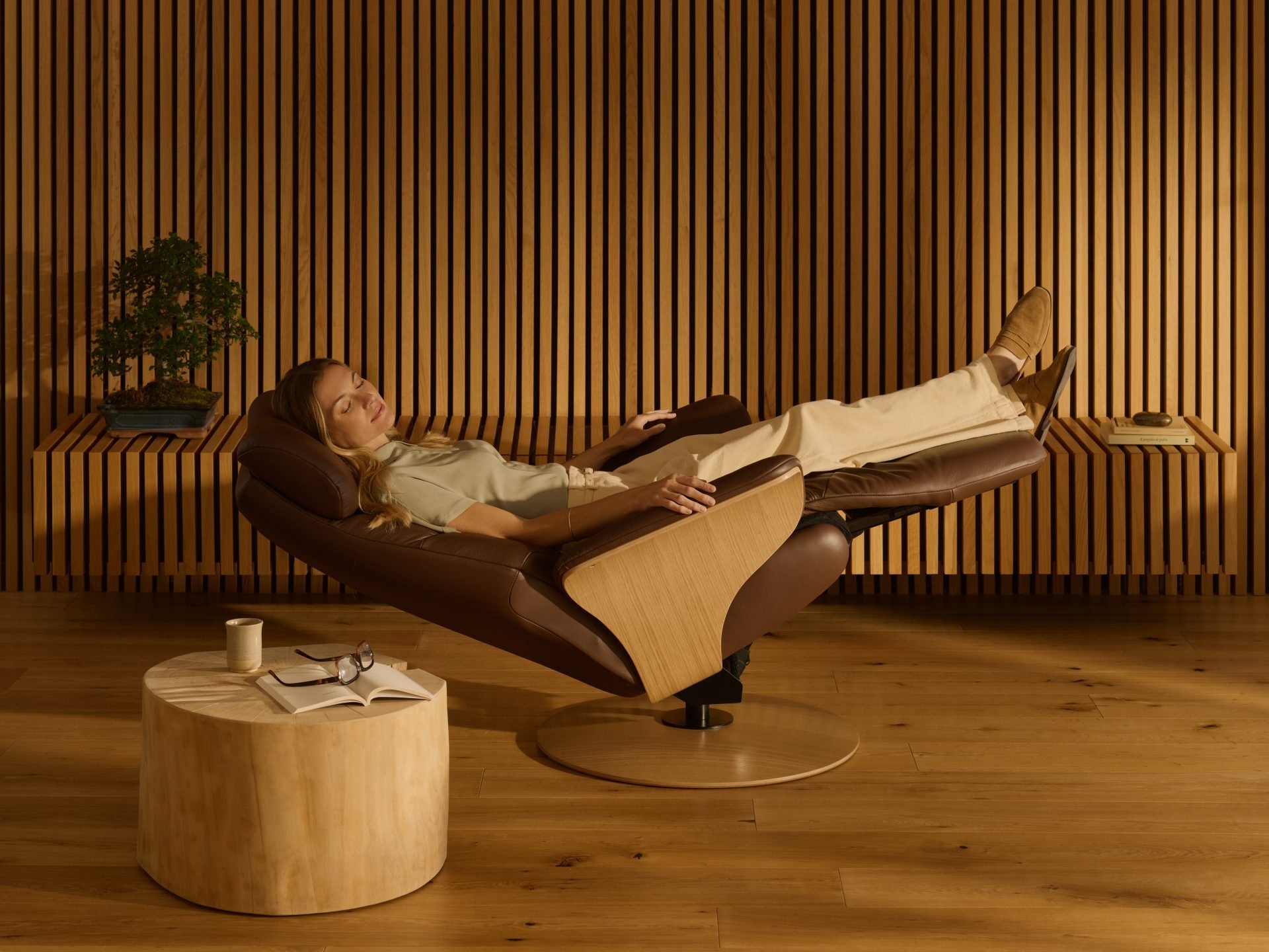 Stressless Adam Disc_Velaro Chocolate_Natural Oak 02