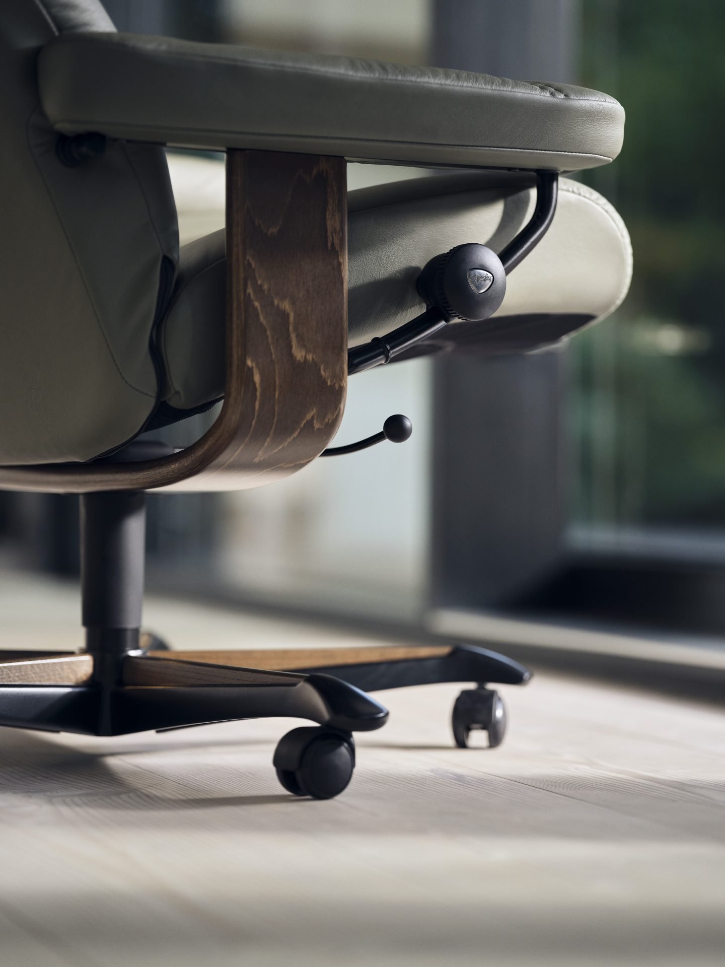 Stressless Consul Home Office Pal Shadow Green Walnut detail