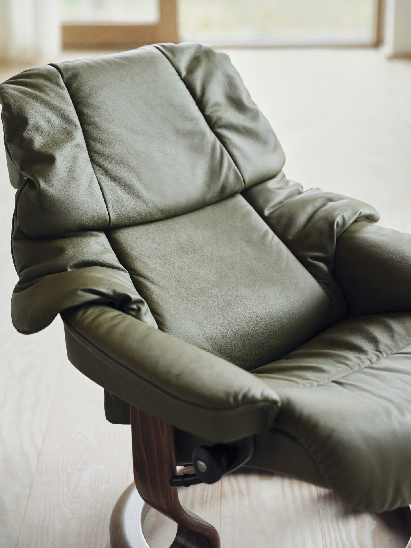 Stressless Reno M Classic Pal Dark Olive Walnut lumbar