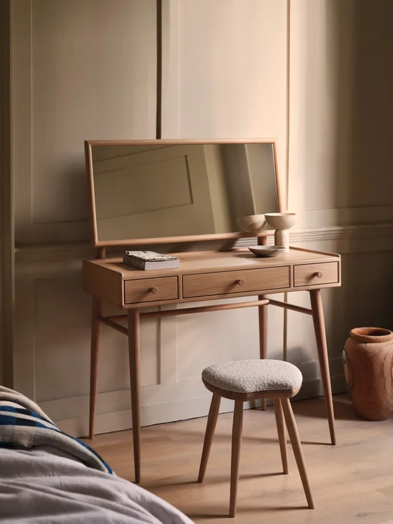 Winslow--4176--dressing-table--galleryLifestyle--DM Winslow 4176 dressing table gallery Lifestyle